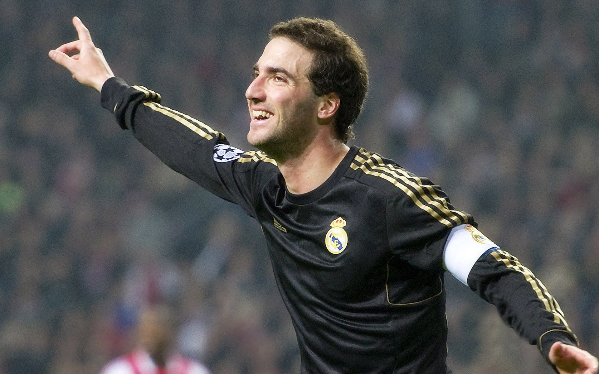 智能虚拟车队：AI助力比赛策略，智能车模拟